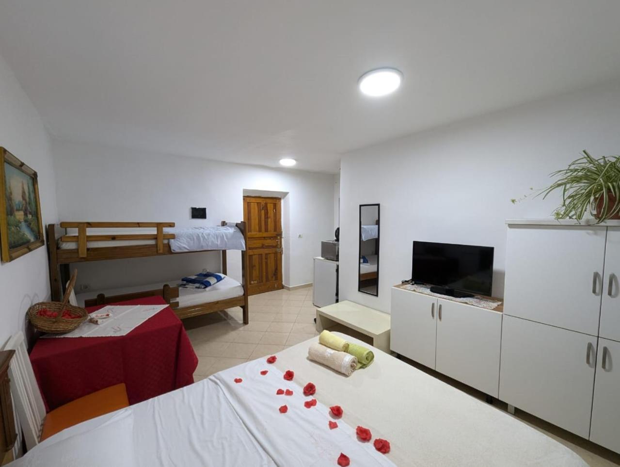 Zhizelle Xhamllik'apartment Apartamento Tirana