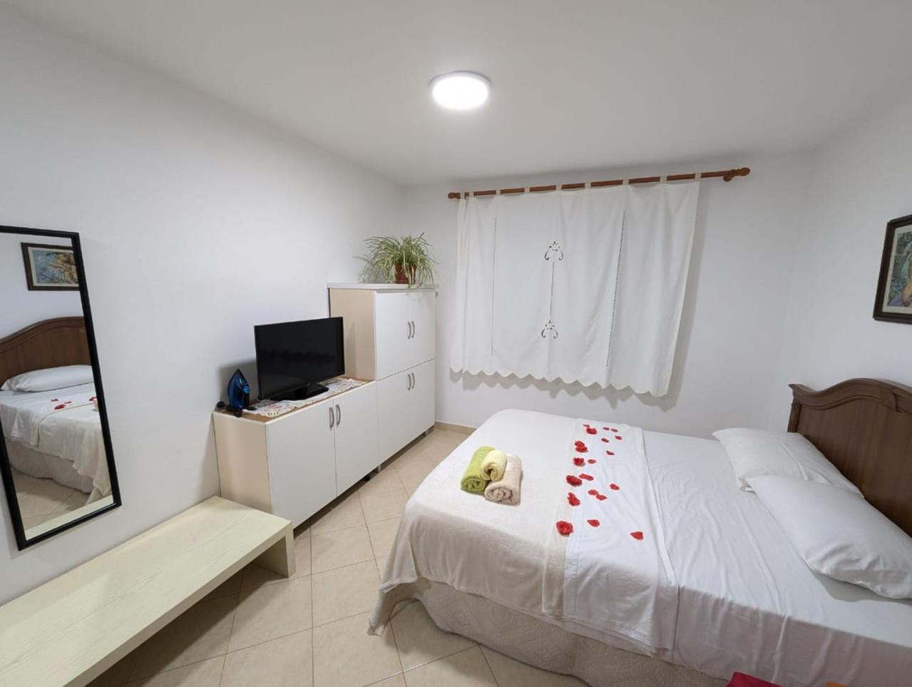Zhizelle Xhamllik'apartment Tirana